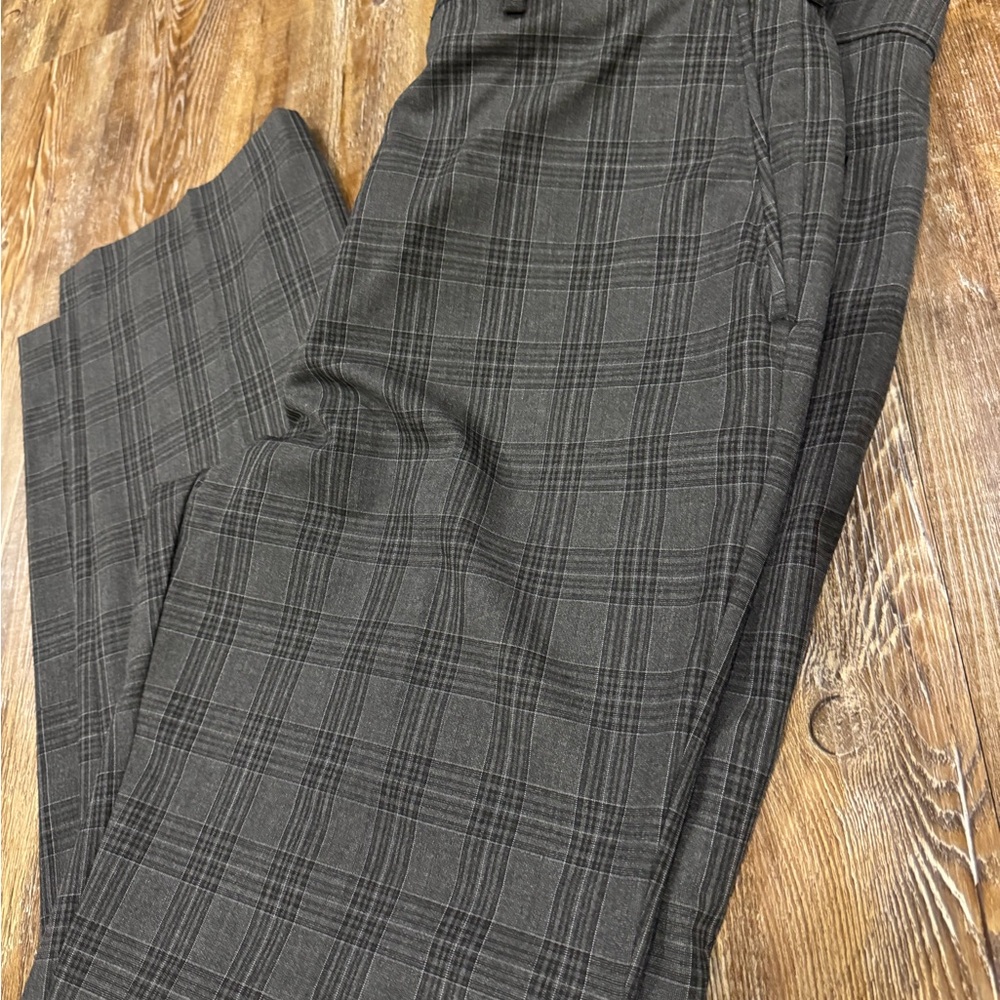 Roundtree & Yorke Gray Plaid Dress Pants